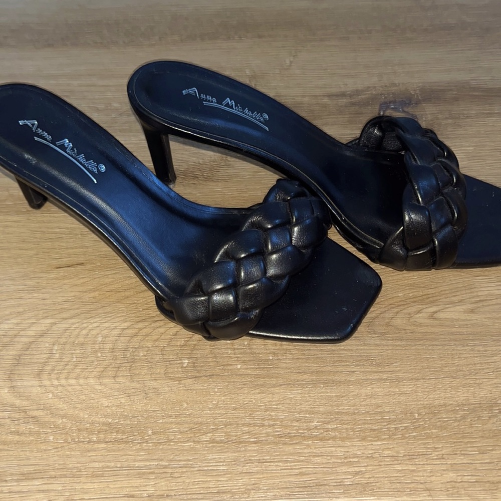 Cute sandal heels. Size 7. Black